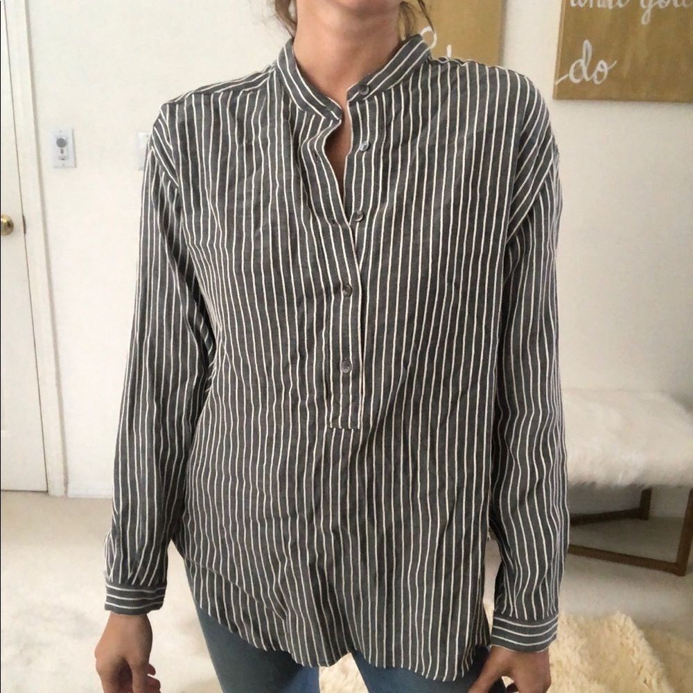 Closed grey and white stripped Marian bottom down